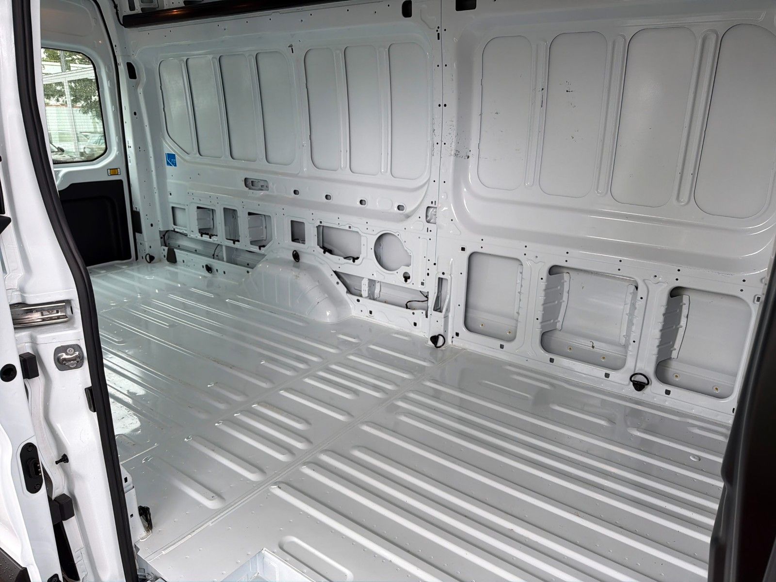 Fahrzeugabbildung Ford Transit Kasten 350 L4, RWD