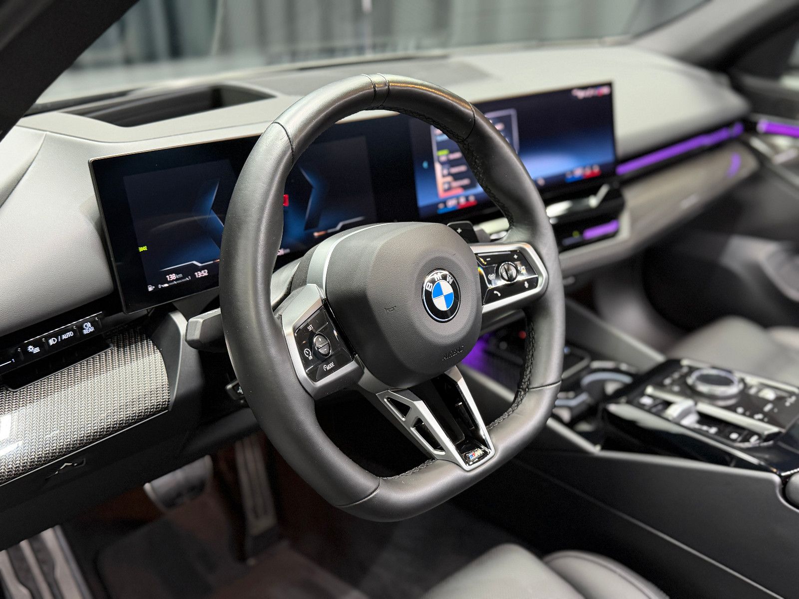Fahrzeugabbildung BMW 520i M SPORT|H&K|360°|INDIVIDUAL|GESTIK|SHADOW