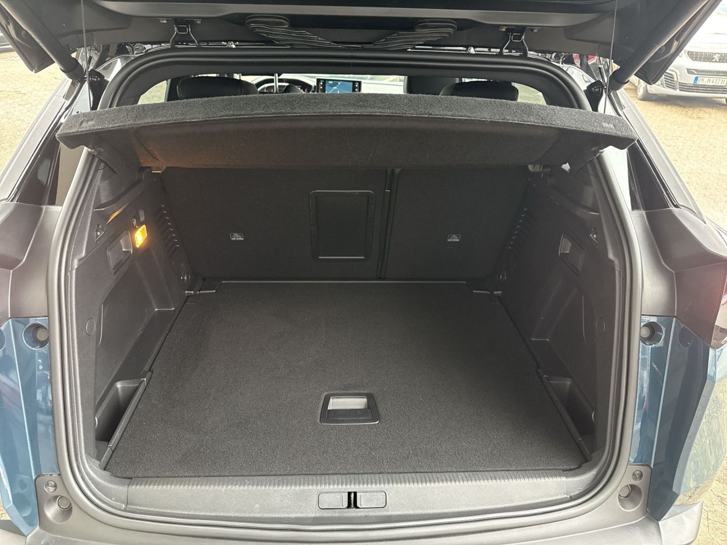 Fahrzeugabbildung Peugeot 3008 Hybrid 136 GT Navi Digitales Cockpit LED AC