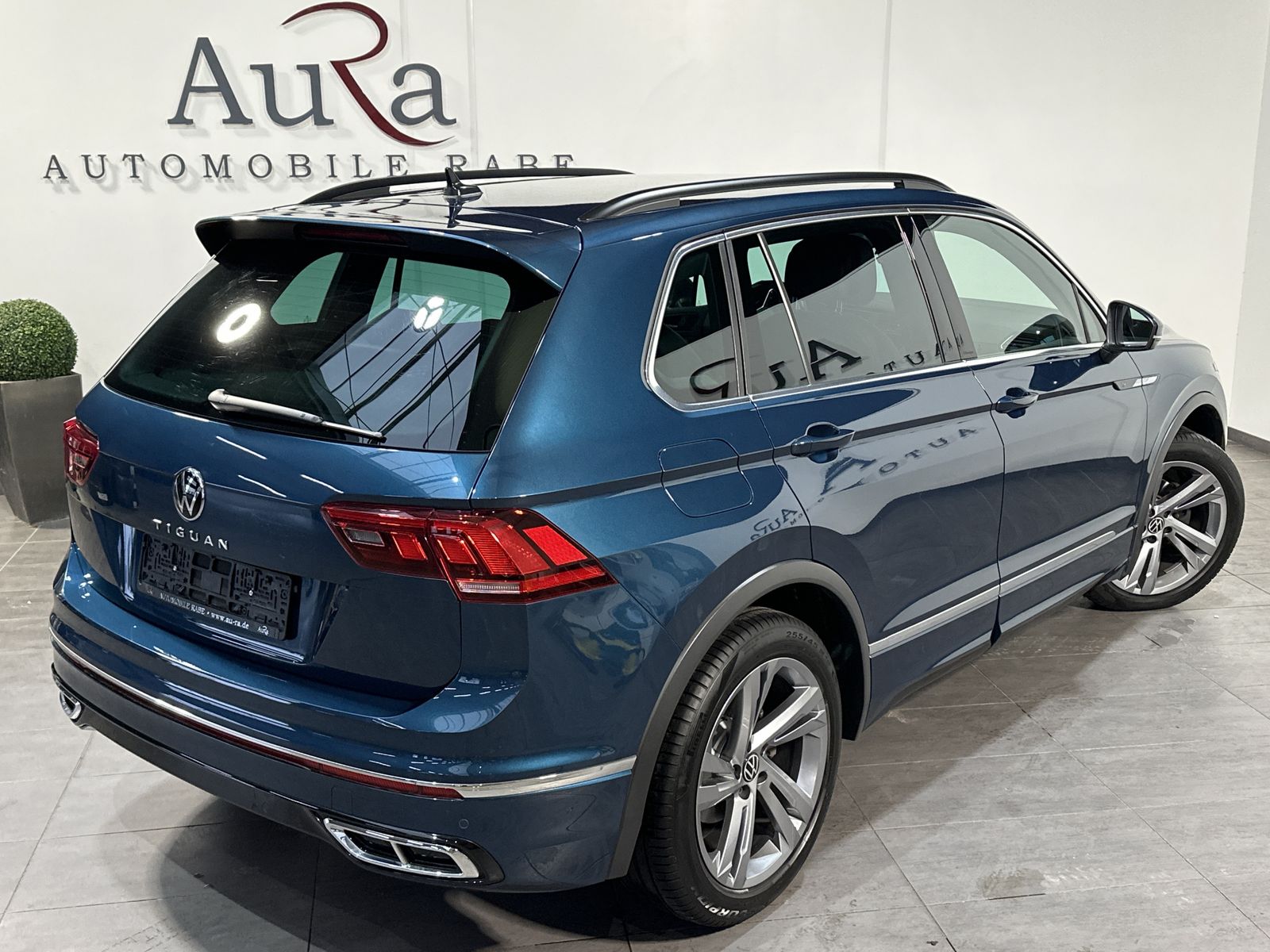Fahrzeugabbildung Volkswagen Tiguan 2.0 TDI DSG R-Line NAV+LED+AHK+VCOCK+ACC