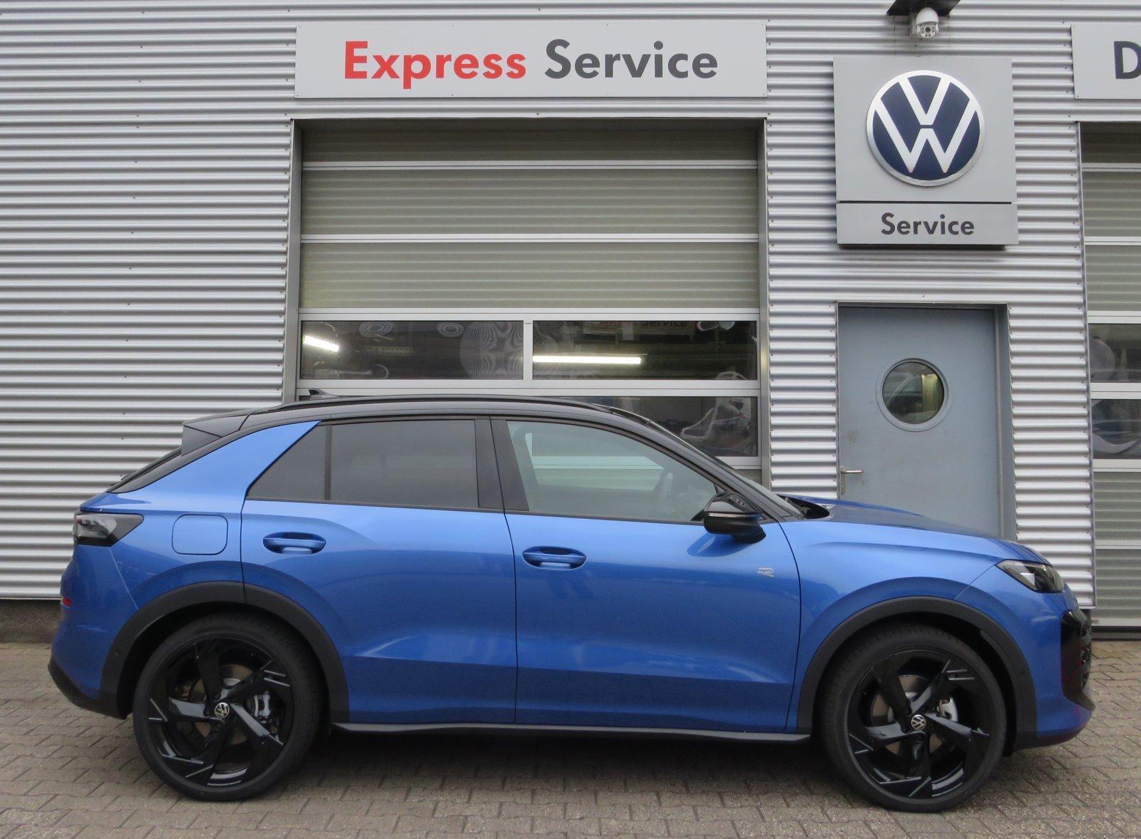 Volkswagen T-Roc 1.5 eTSI DSG R-Line  /Pano/IQ.LIGHT/Kamera