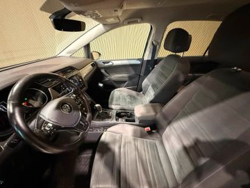 Volkswagen Touran - 11