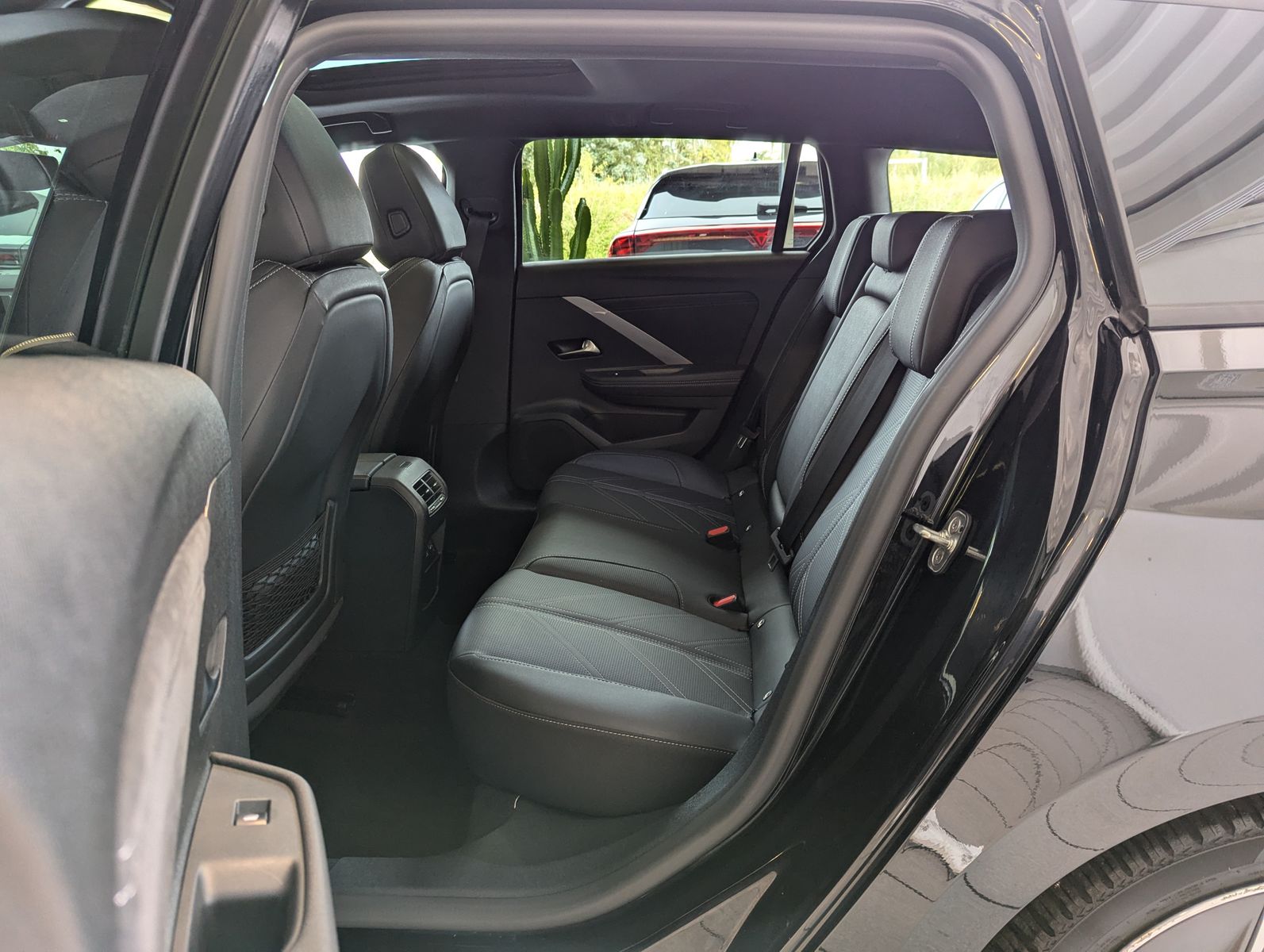 OPEL Astra 1.2 Ultimate Leder-Nappa Sitzlüft AHK Pano - Image 13