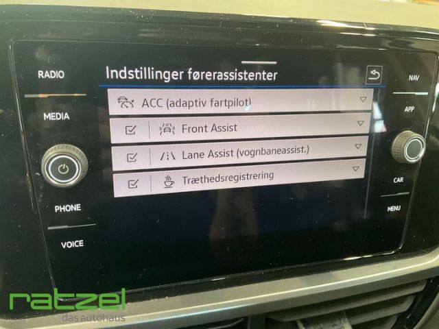 Fahrzeugabbildung Volkswagen T-Roc 1.5 TSI DSG Life LED ACC App Connect Digit