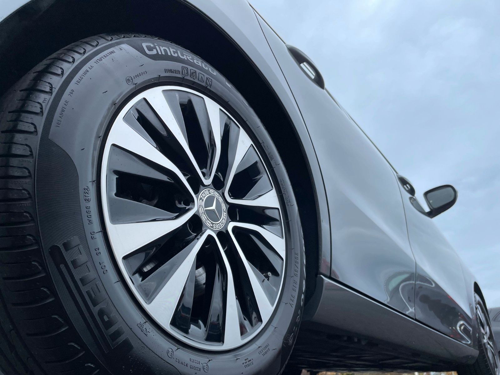 Fahrzeugabbildung Mercedes-Benz B 200 d R-Kamera+AHK+DISTR+LED+Carplay+DAB