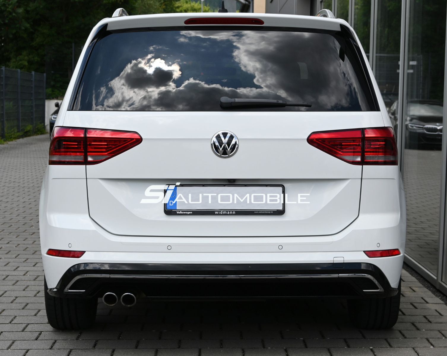 Fahrzeugabbildung Volkswagen Touran 2.0 TDI DSG R-Line °ACC°AHK°PANORAMA°KAM°
