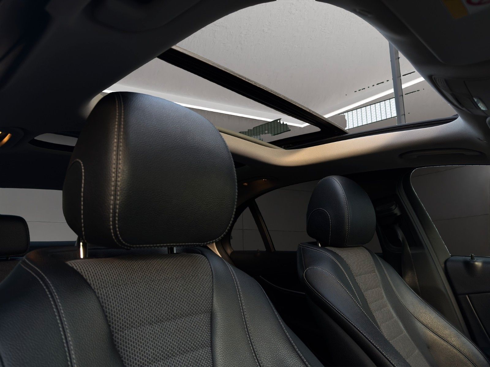 Fahrzeugabbildung Mercedes-Benz E 220d Lim. Pano/Widescreen/Kamera/MBeam