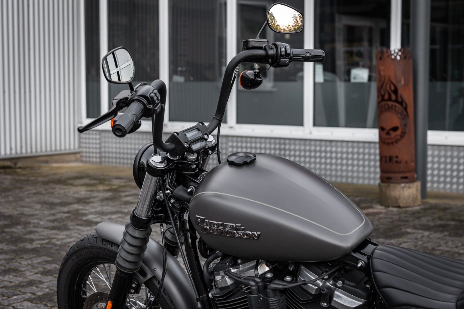 Fahrzeugabbildung Harley-Davidson FXBB STREET Bob Softail - JEKILL&HYDE