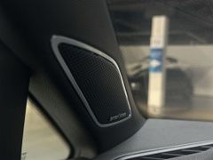 VW Golf R Variant 4Motion 320 PS  IQ.Light