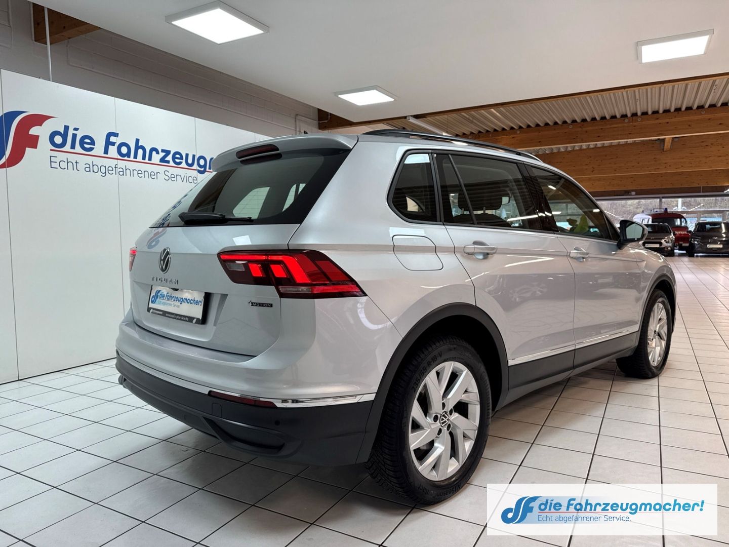 Fahrzeugabbildung Volkswagen Tiguan Life 4Motion StandHZG AHK-klappbar Navi L