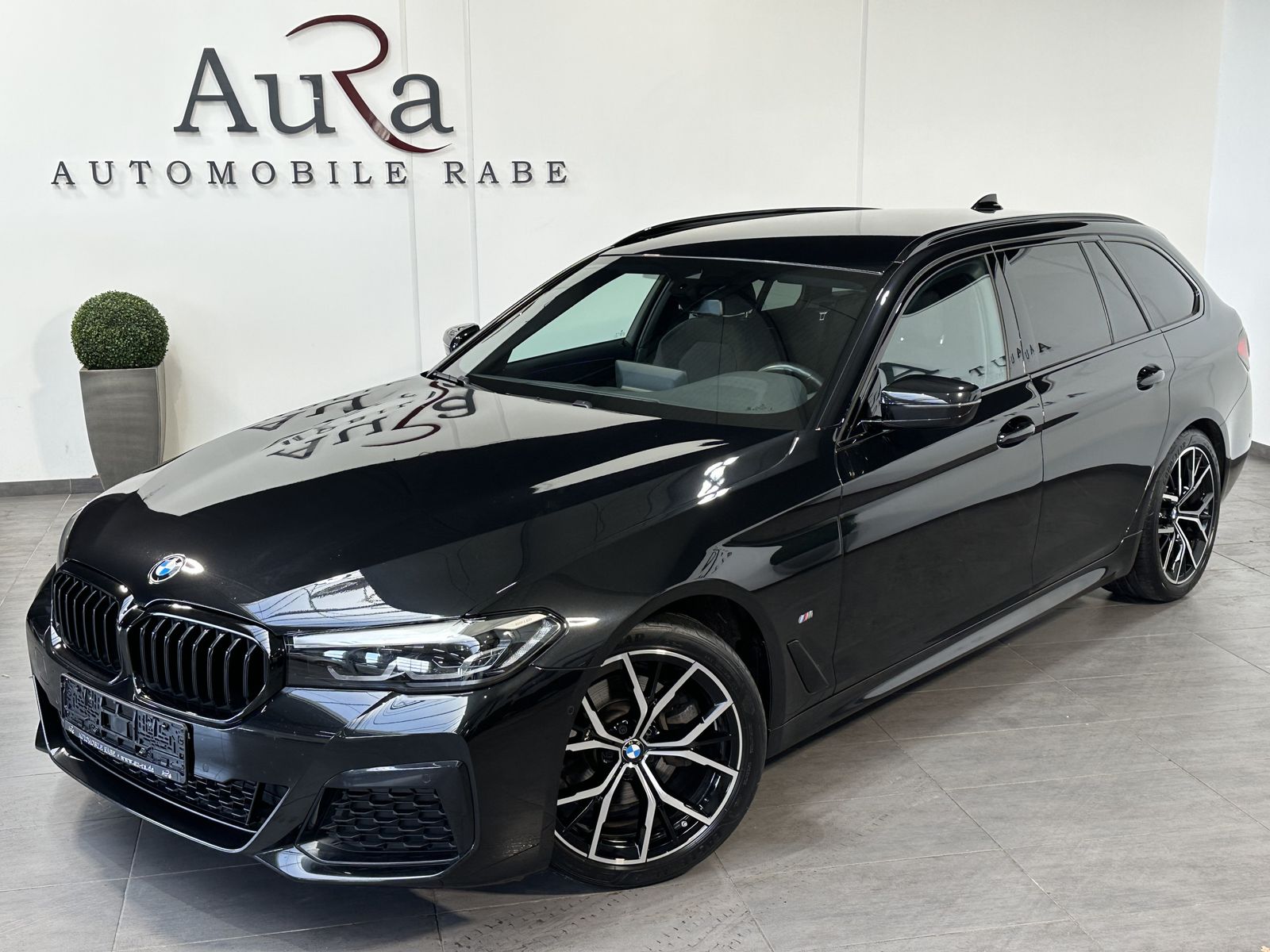 Fahrzeugabbildung BMW 520d Touring M-Sport NAV+LED+KAMERA+HIFI+19ZO+PP