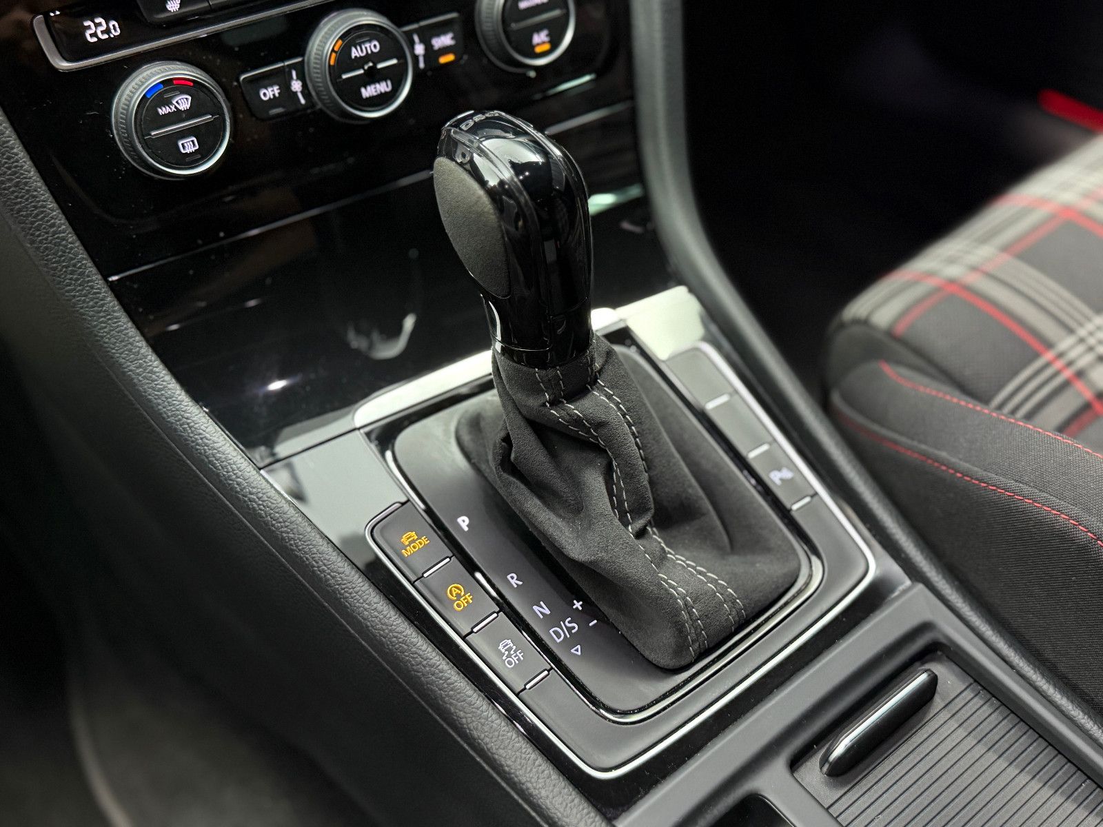 Fahrzeugabbildung Volkswagen Golf VII GTI Performance |APR|DSG|LED|MAXTON