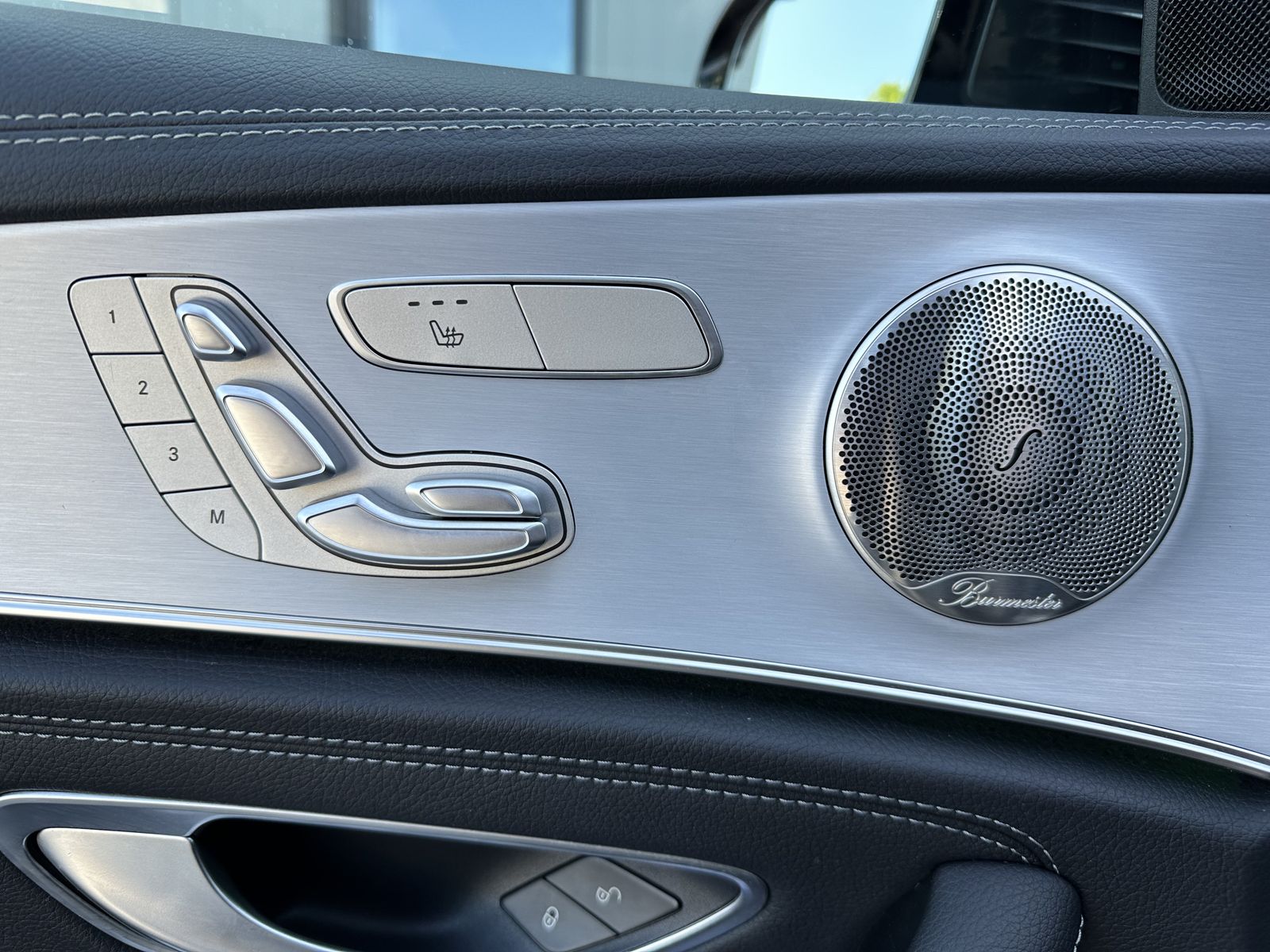 Fahrzeugabbildung Mercedes-Benz E 220d T AMG Line NAV+LED+ACC+HUD+KAM+AHK+18ZOLL