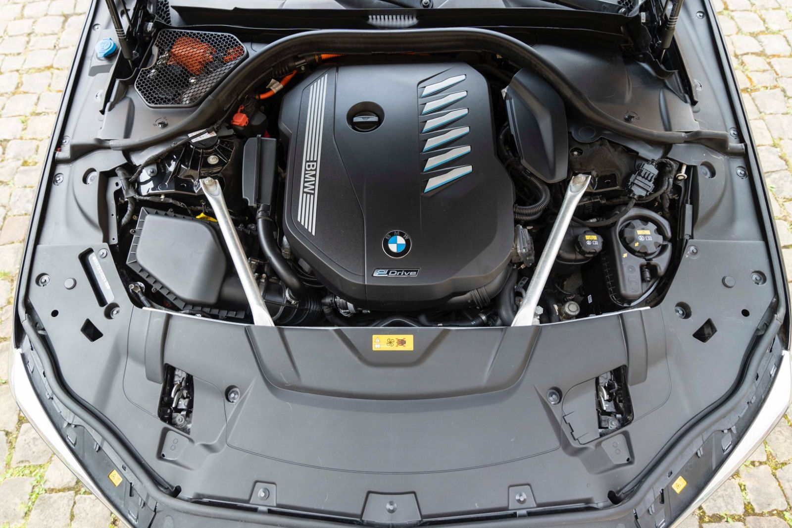 Fahrzeugabbildung BMW 745 e M SPORT H&K LASER MASSAGE PANO 360° HUD