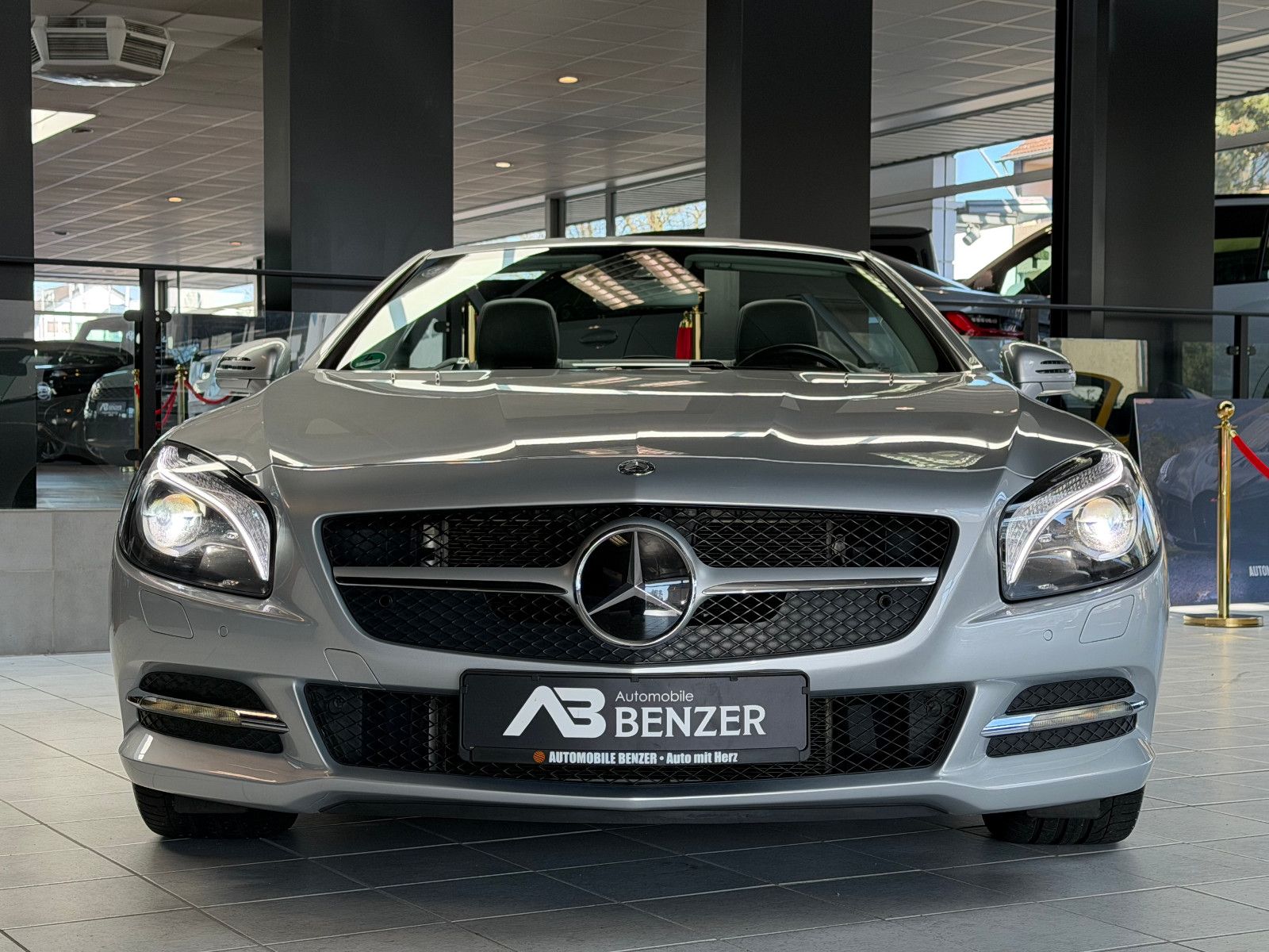 Fahrzeugabbildung Mercedes-Benz SL 350 /AMG/HARMAN-KARDON/MEMORY/T-WINKEL