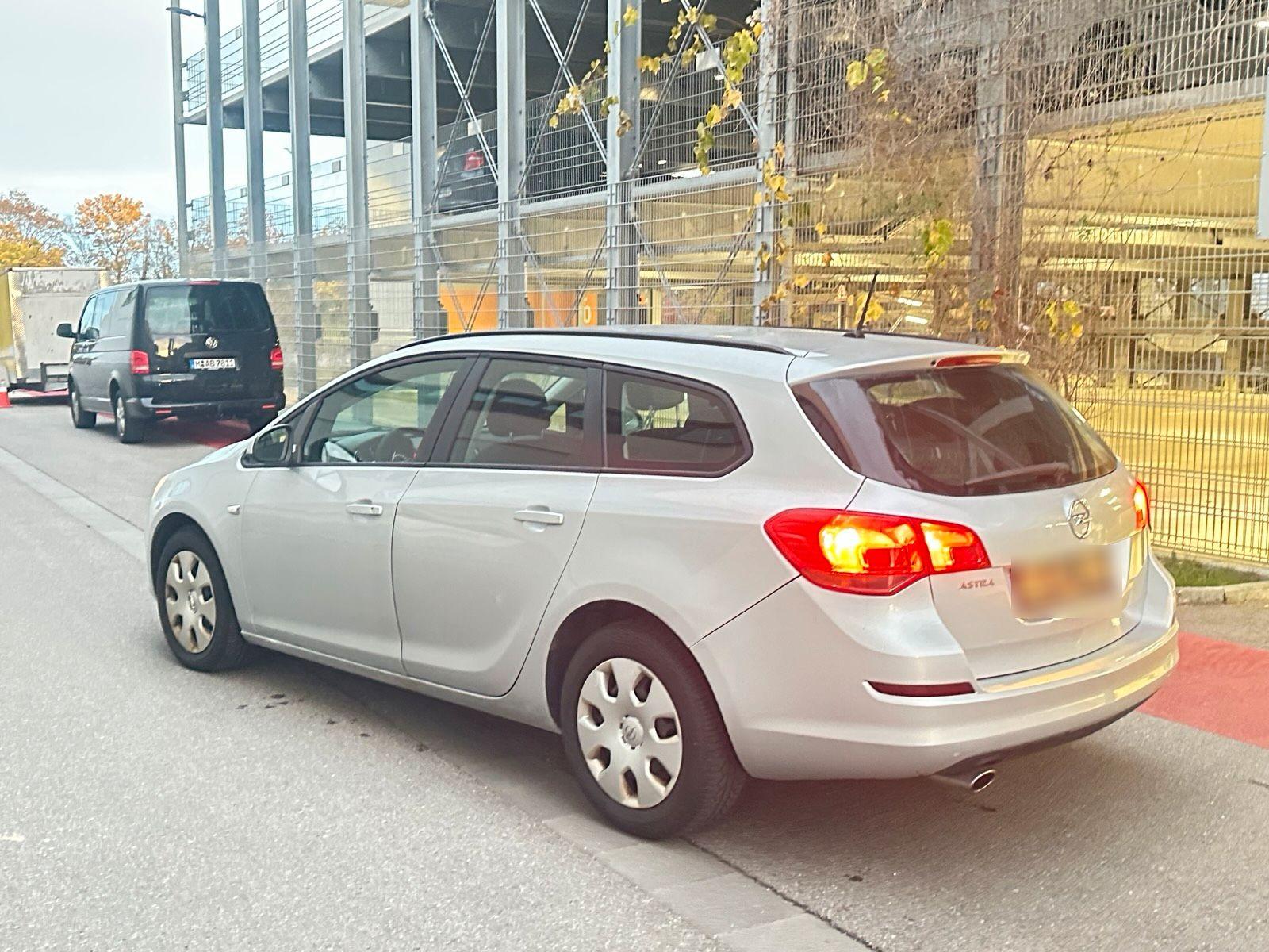 Opel Astra 2011 — салон