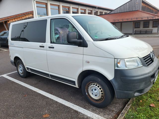 Volkswagen T5 Transporter m. umklappbarem Bett, Tisch, Sitz