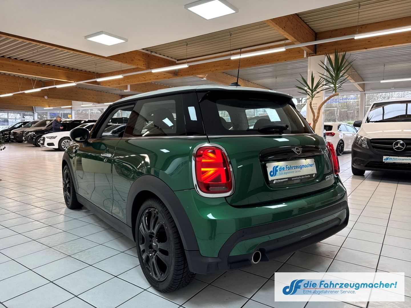 Fahrzeugabbildung MINI Cooper Classic Trim HUD Digitales Cockpit LED Ku