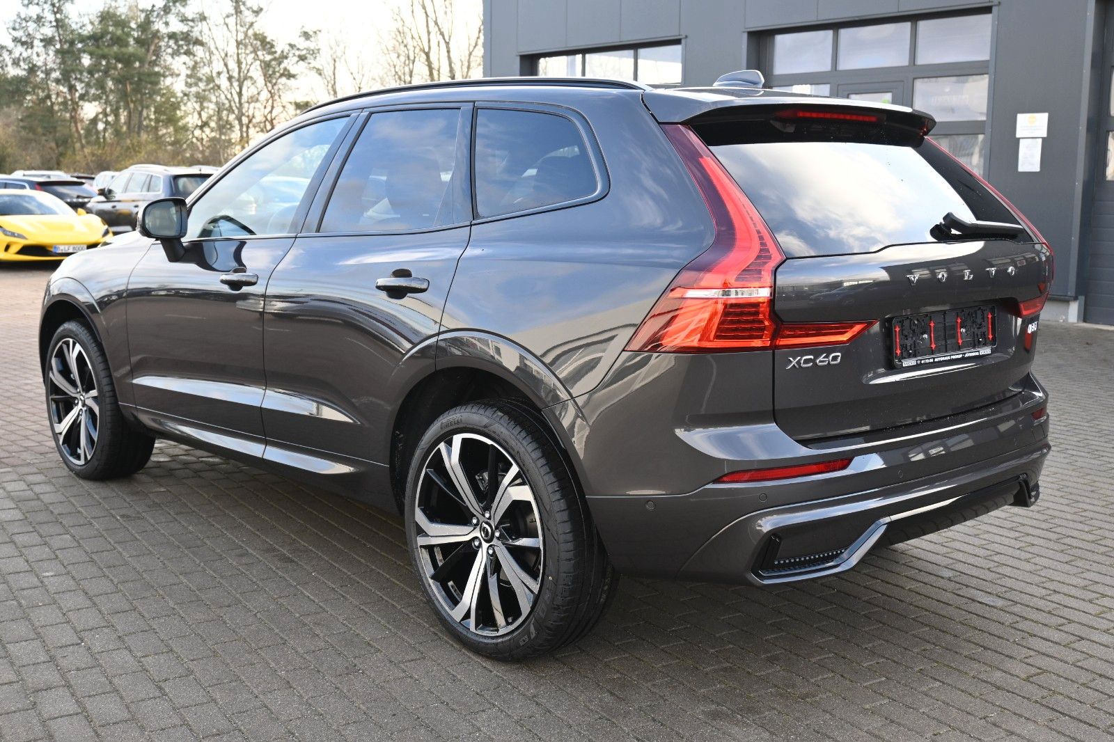 Fahrzeugabbildung Volvo XC60 B5 AWD Plus Dark*H&K*FSHZG*360°*ACC