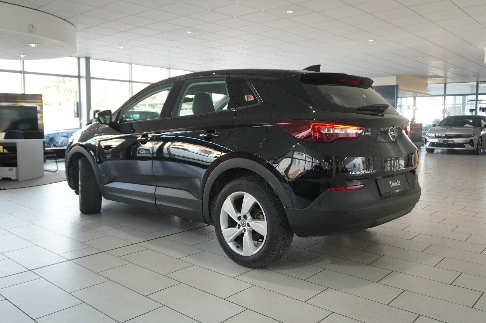 Fahrzeugabbildung Opel Grandland (X) 1.6T HYBRID NAVI/KAMERA/SH/SPORT