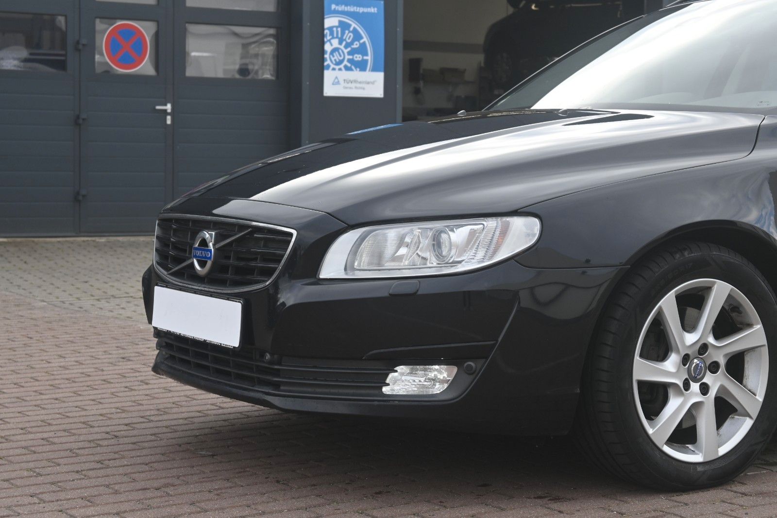 Fahrzeugabbildung Volvo V70 Kombi D3 DPF Black Edition*NAV*TEMP*Mietkauf