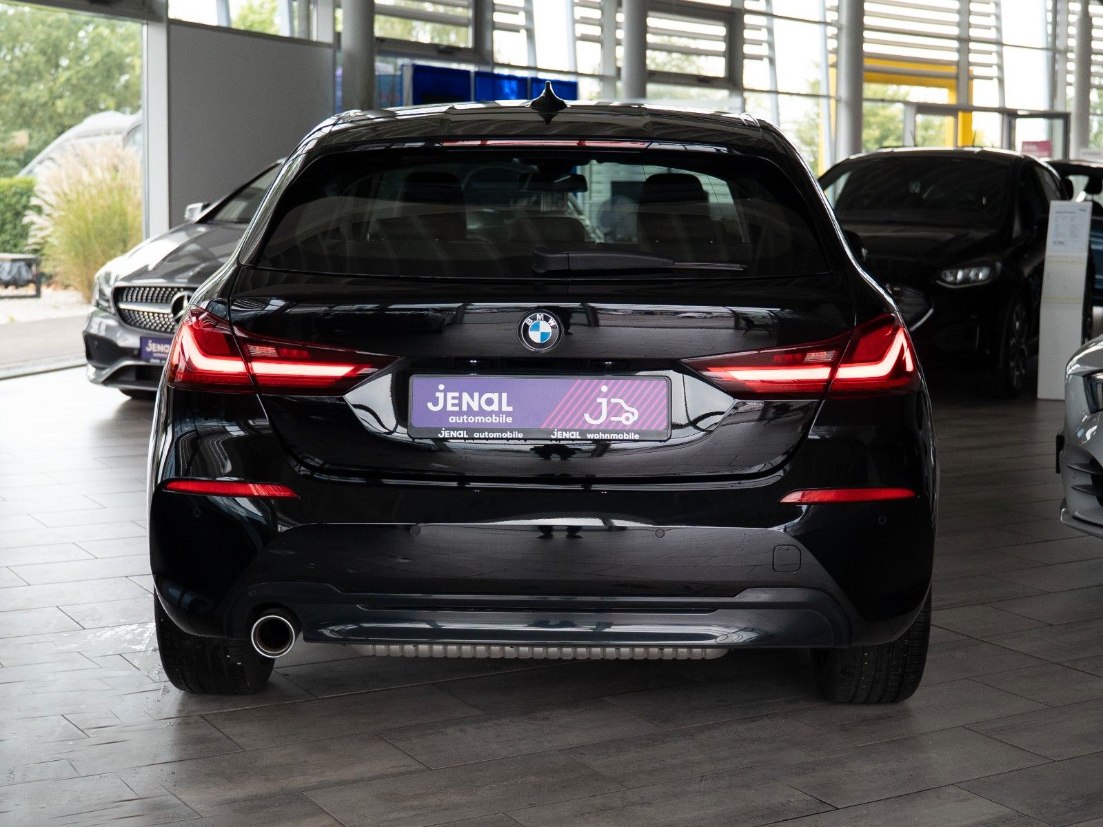 Fahrzeugabbildung BMW 118 i Sport Line AUTOMATIK/SITZHZG./PDC V+H/DAB