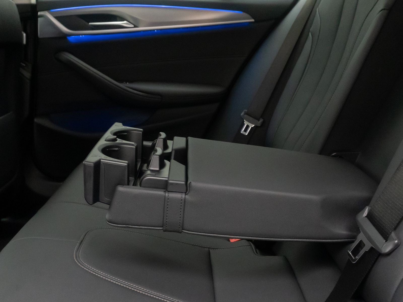 Fahrzeugabbildung BMW 520d xD HUD DAB Kamera HiFi Laser Sport AHK Komf