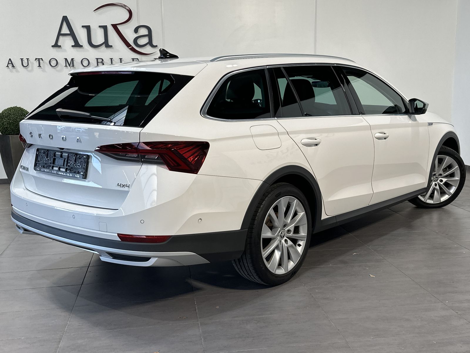 Fahrzeugabbildung SKODA Octavia Combi Scout 4x4 NAV+LED+AHK+HEAD-UP+18ZO