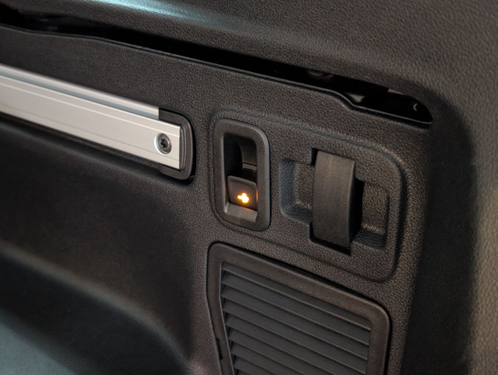 Fahrzeugabbildung Volkswagen Touran 2.0 DSG R-Line High. Pano 7-Si IQ.Dri AHK