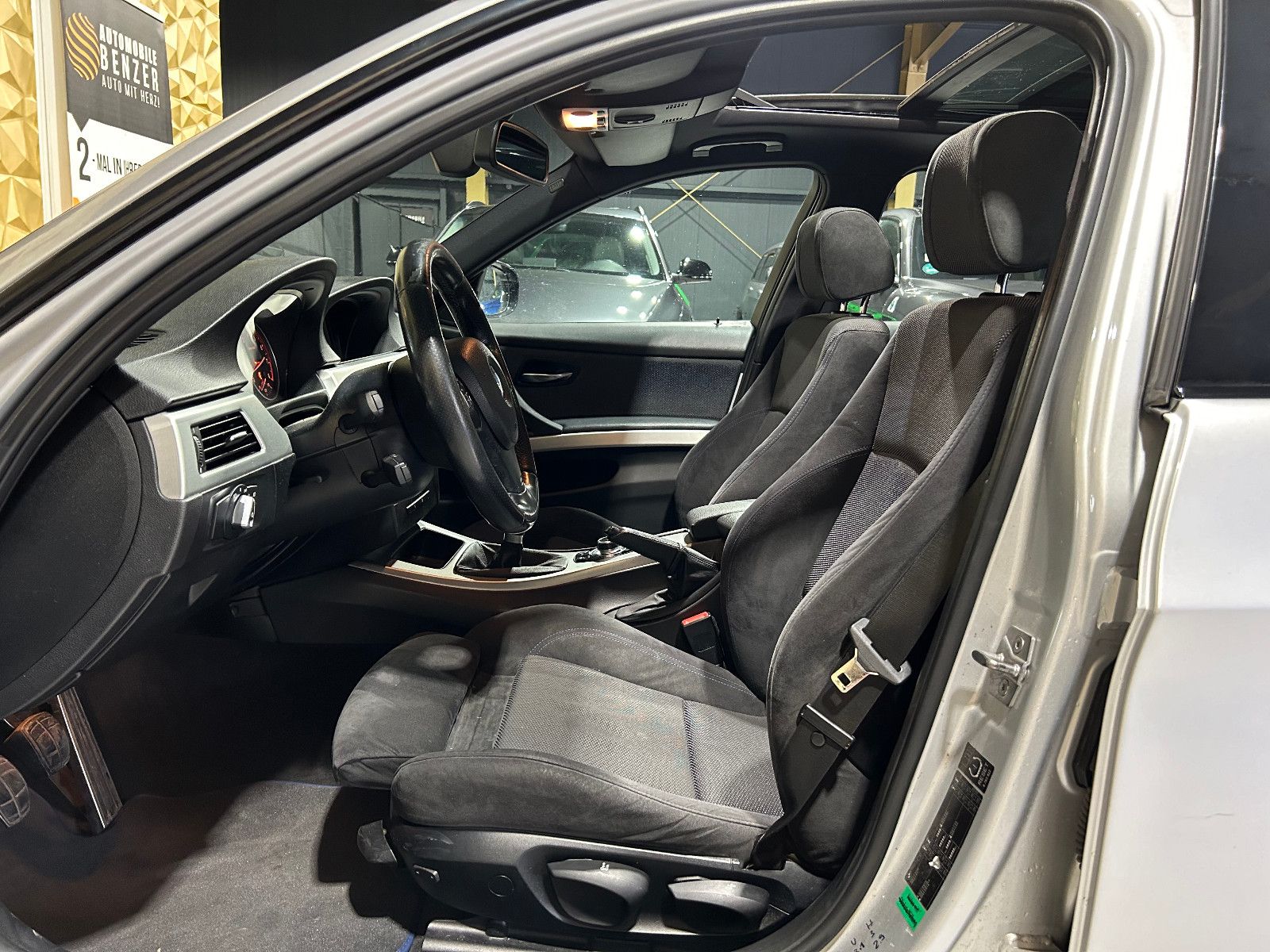 Fahrzeugabbildung BMW 335i xDrive/PANO/ALCANTARA/NAVI/PDC/TEMPOMAT