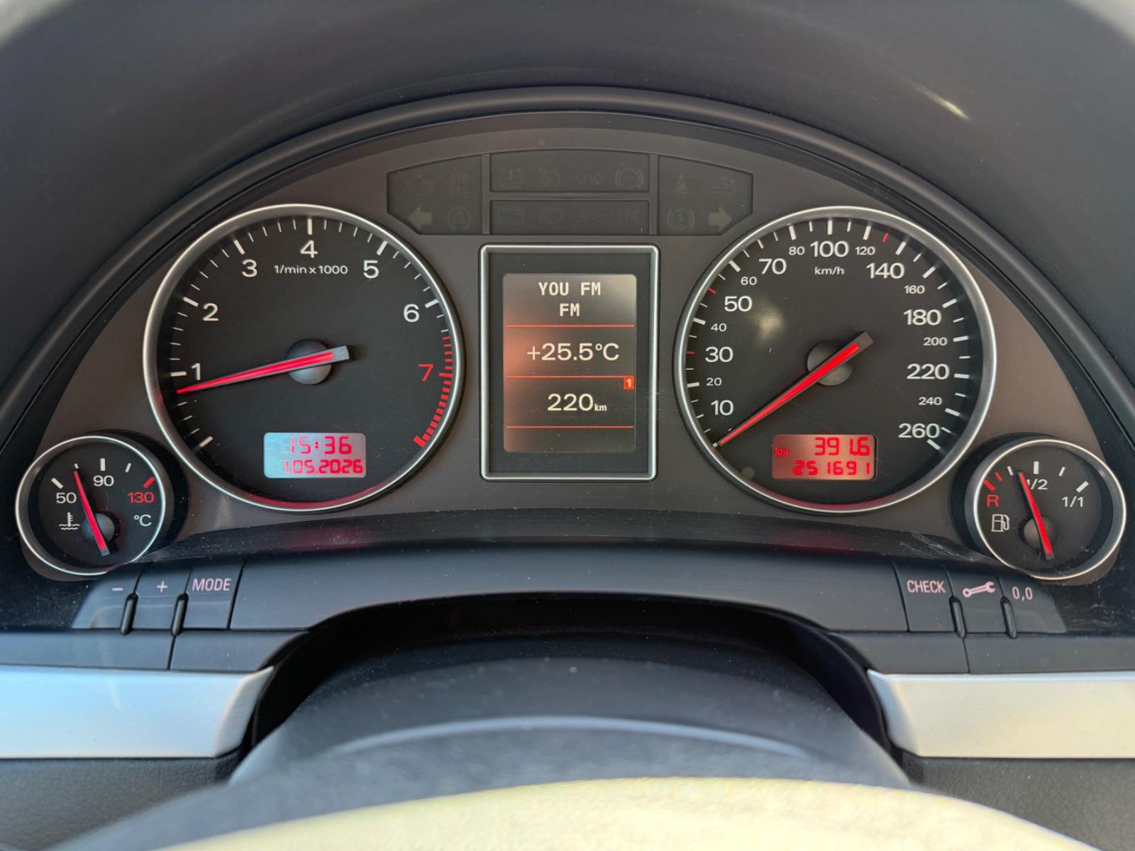 Audi A4 2004 — photo 21