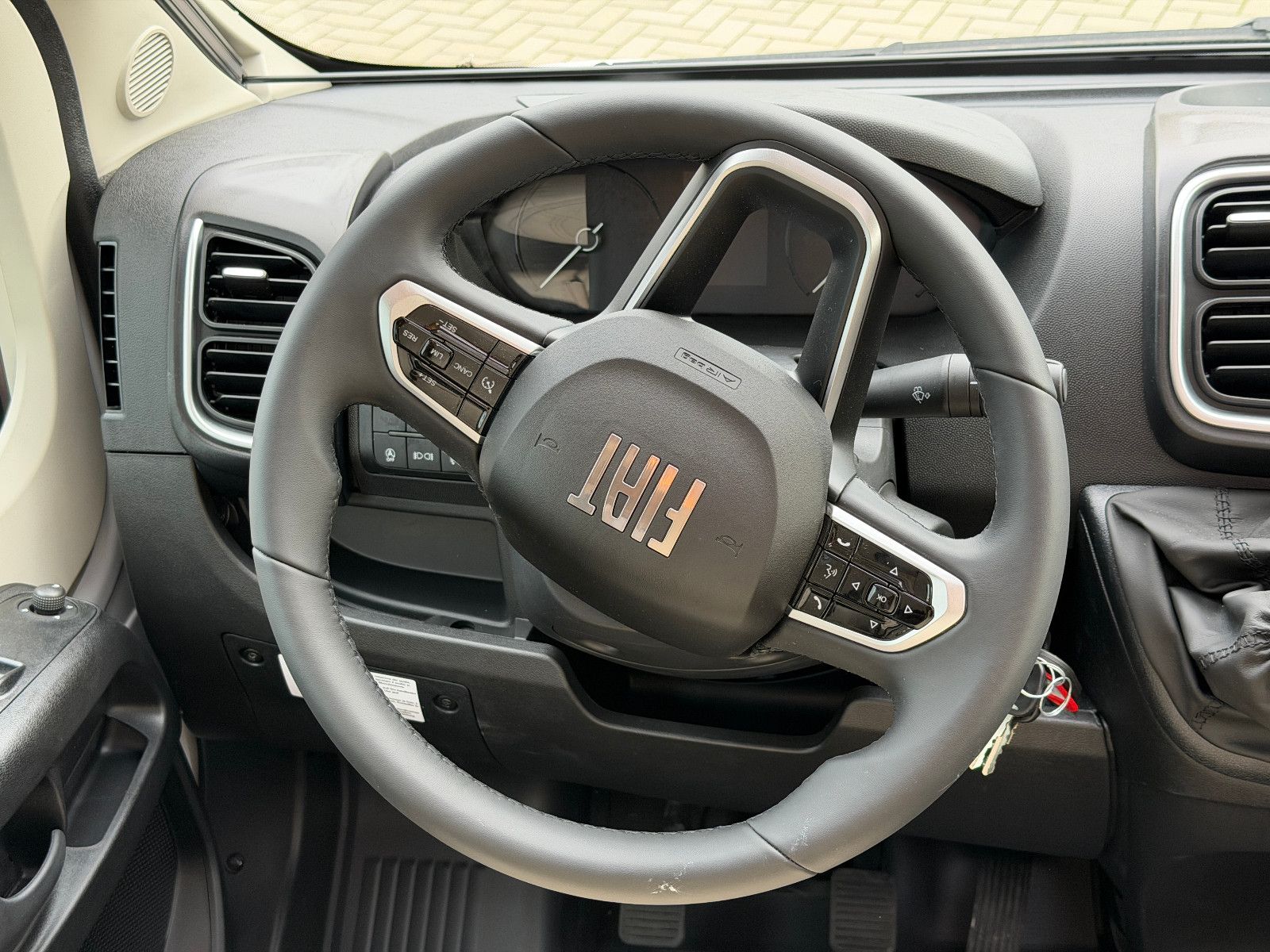 Fahrzeugabbildung LMC Innovan 603 - 70Jahre Sondermodell