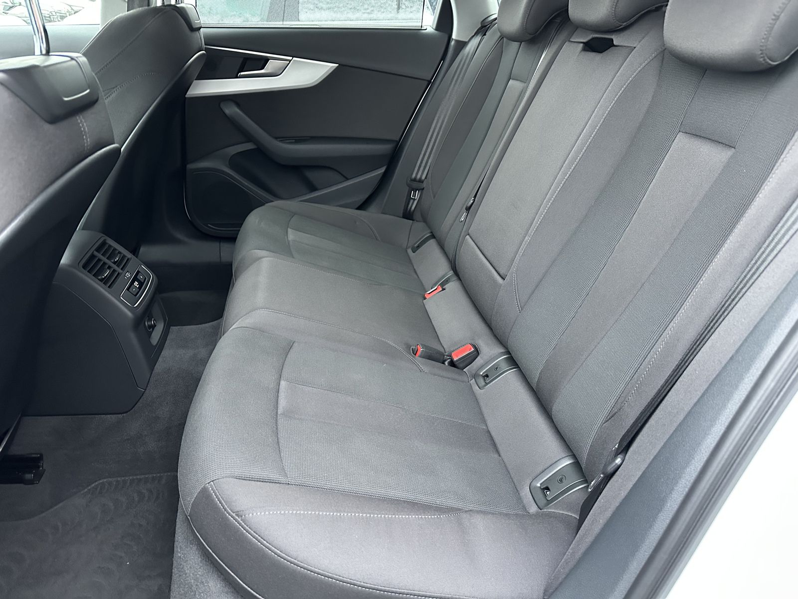 Fahrzeugabbildung Audi A4 Avant 40 TFSI Advanced NAV+LED+STANDHEIZUNG