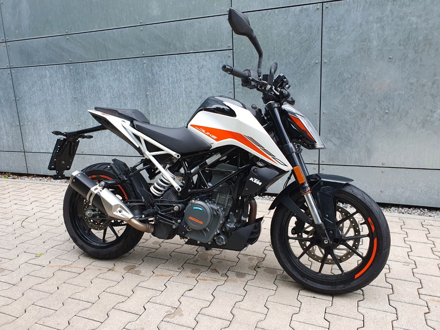 Fahrzeugabbildung KTM 390 Duke Modell 2022 mit Quickshifter