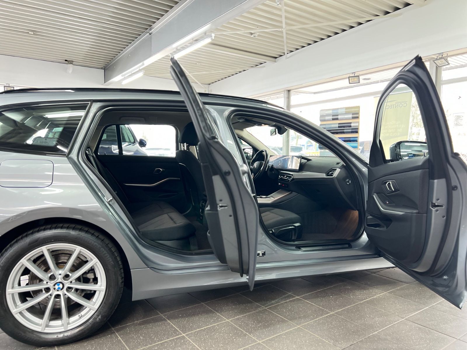 BMW 320d Touring xDrive III Driving Assistant III foto 12