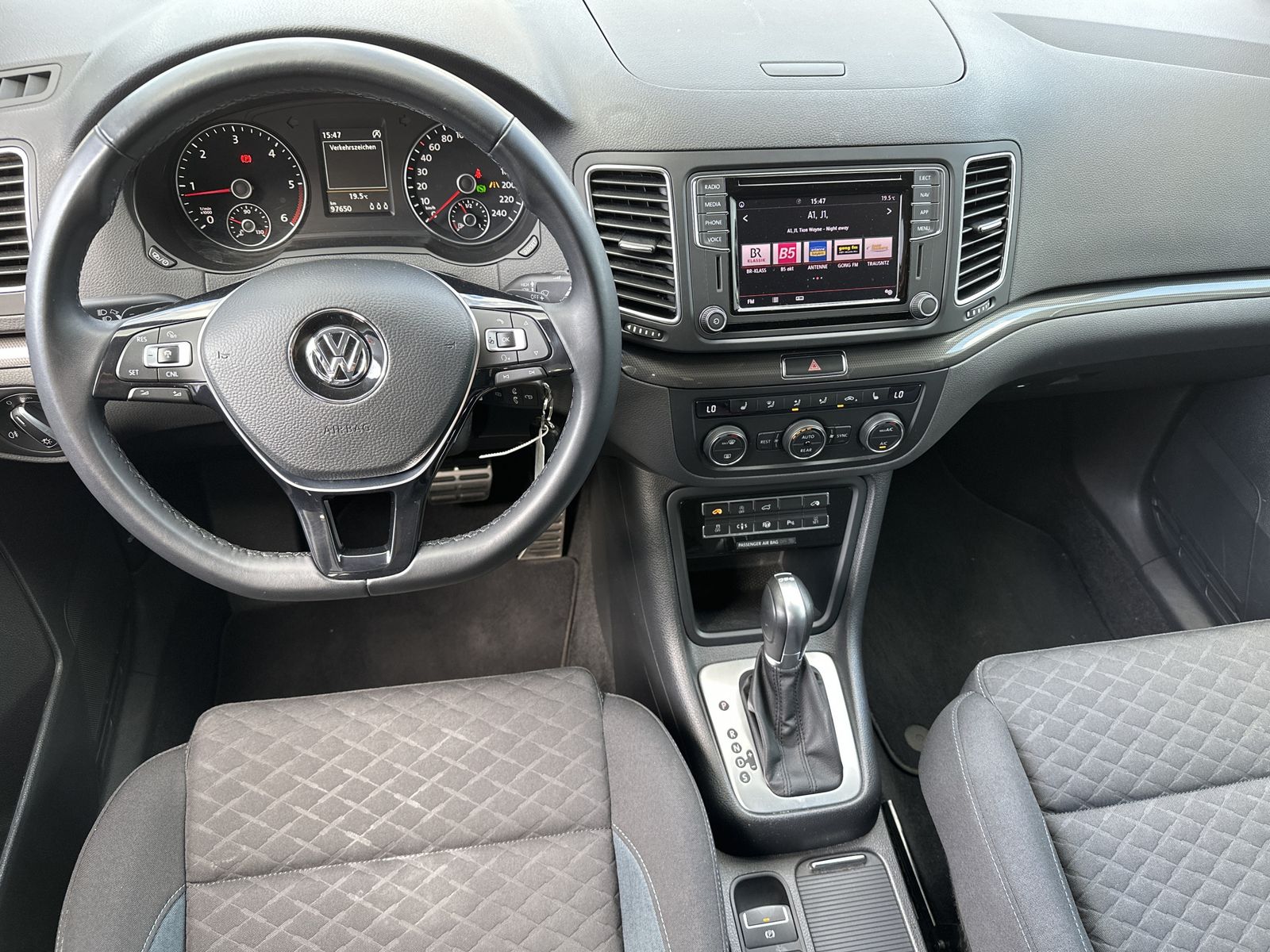 Fahrzeugabbildung Volkswagen Sharan 2.0 TDI DSG IQ.DRIVE NAV+AHK+DCC+KAMERA