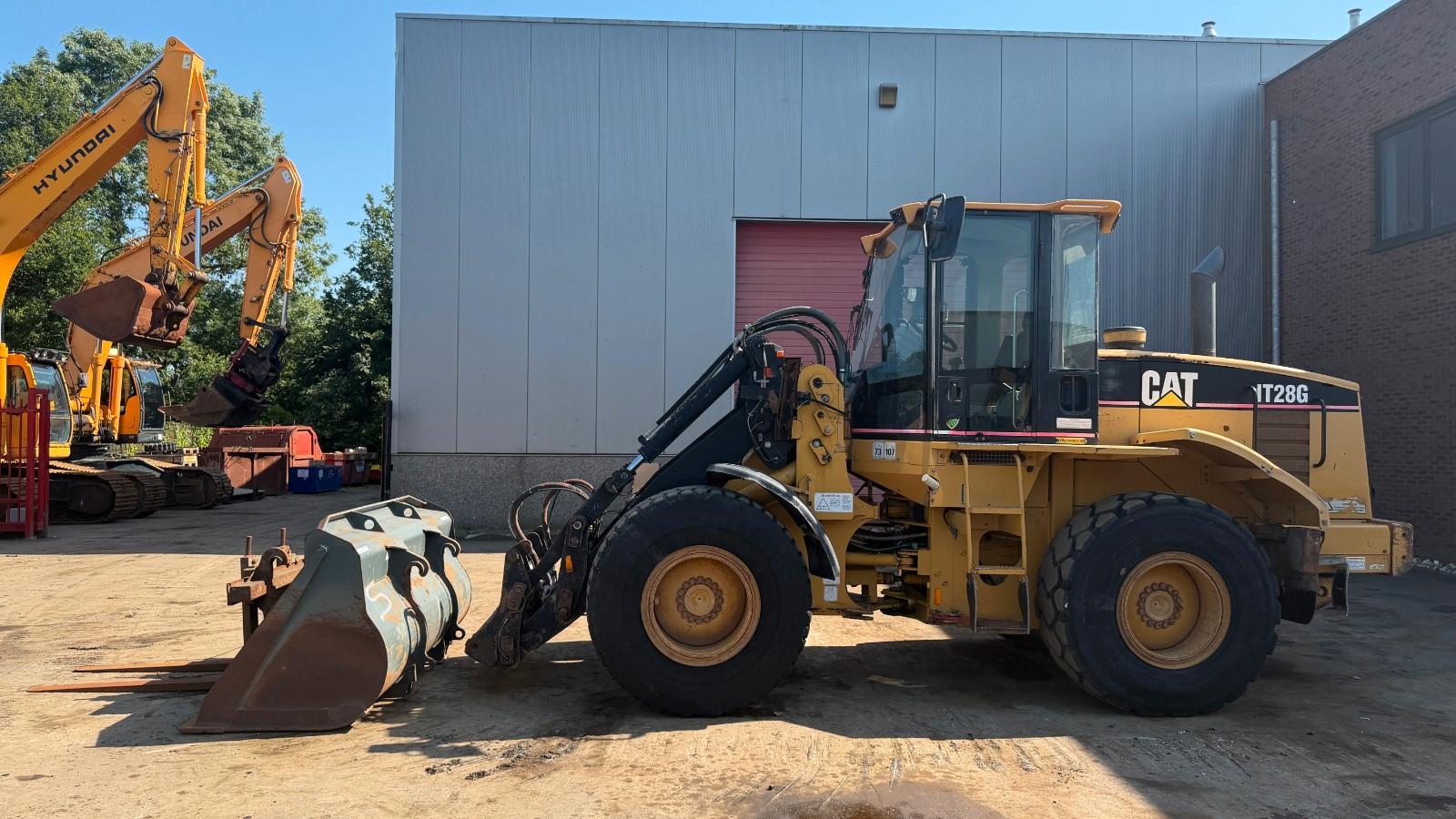 CAT IT 28G Bucket and forks