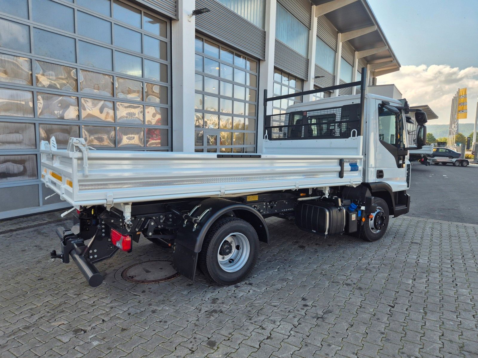 Fahrzeugabbildung Iveco Eurocargo ML80E21 Meiller 2x AHK 3 Sitze