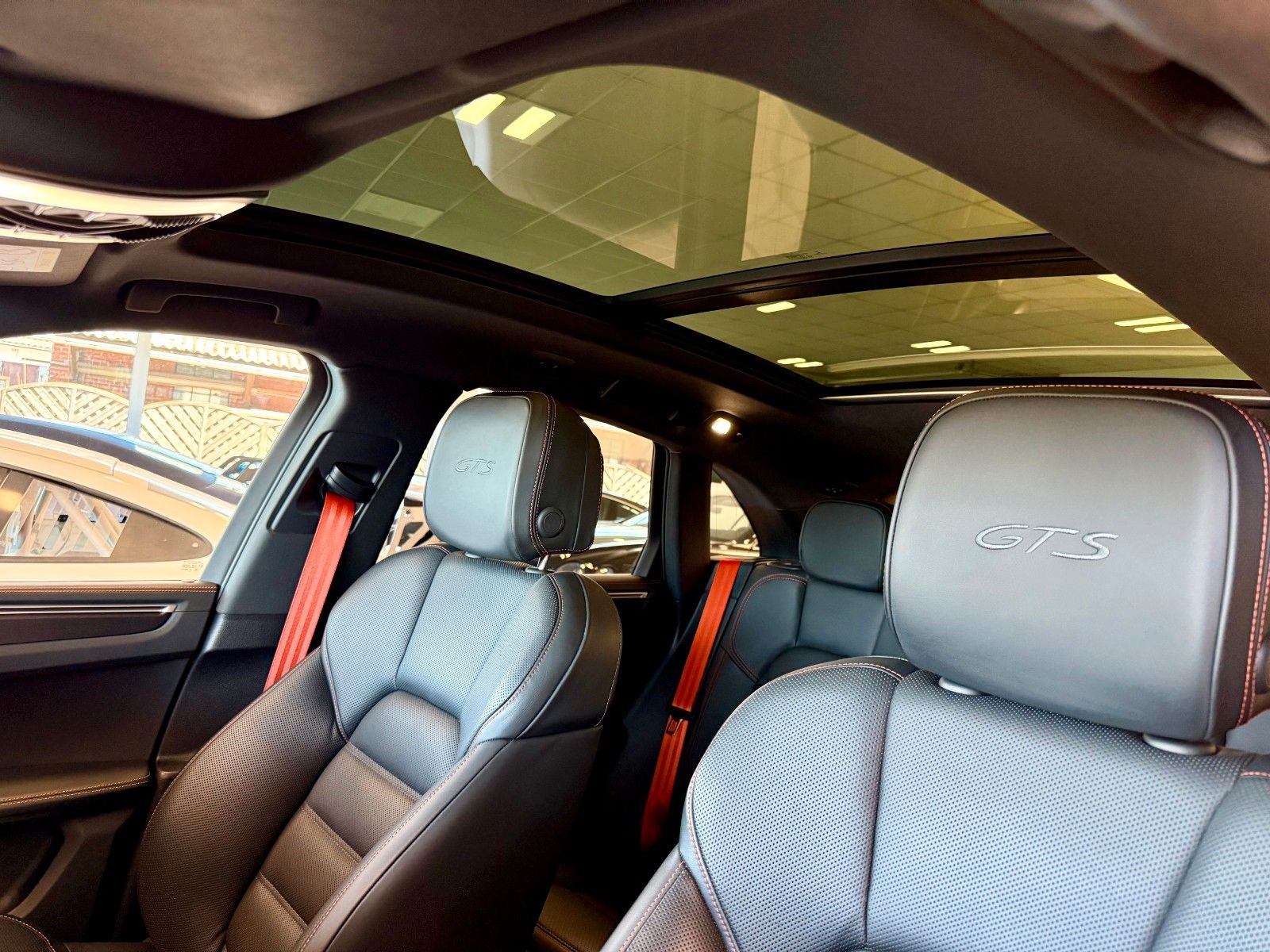 Fahrzeugabbildung Porsche Macan GTS Panorama/AHK/SportChrono/21Zoll/360