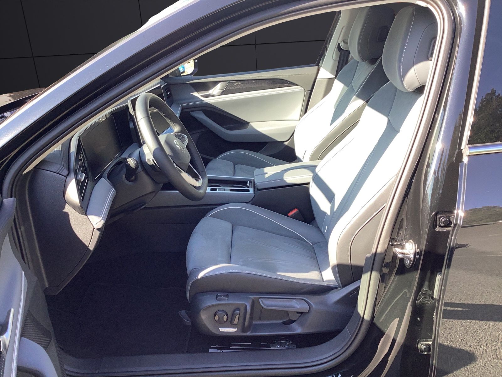 Fahrzeugabbildung Volkswagen Passat TDI Business LED AHK Navi AID ACC RFK SH