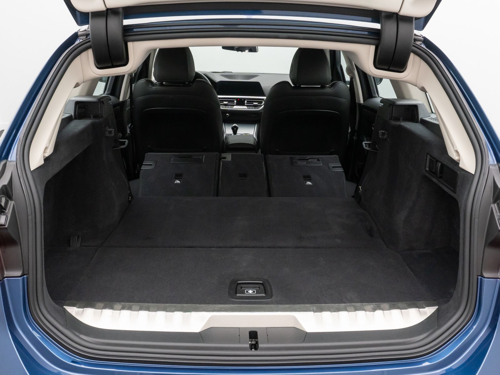 Fahrzeugabbildung BMW 330e xD Alarm DAB Komfort WLAN PDC Sport Leder