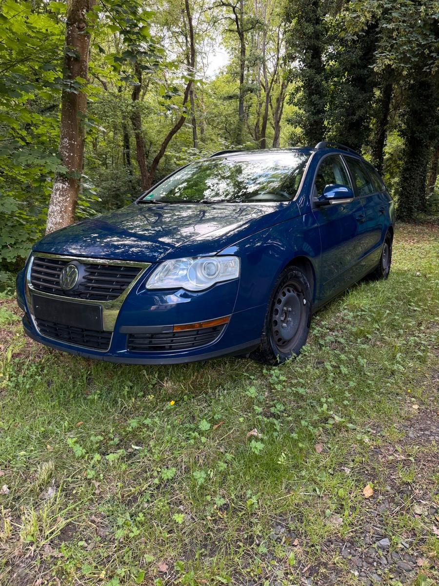 Volkswagen Passat 2009 — rear view