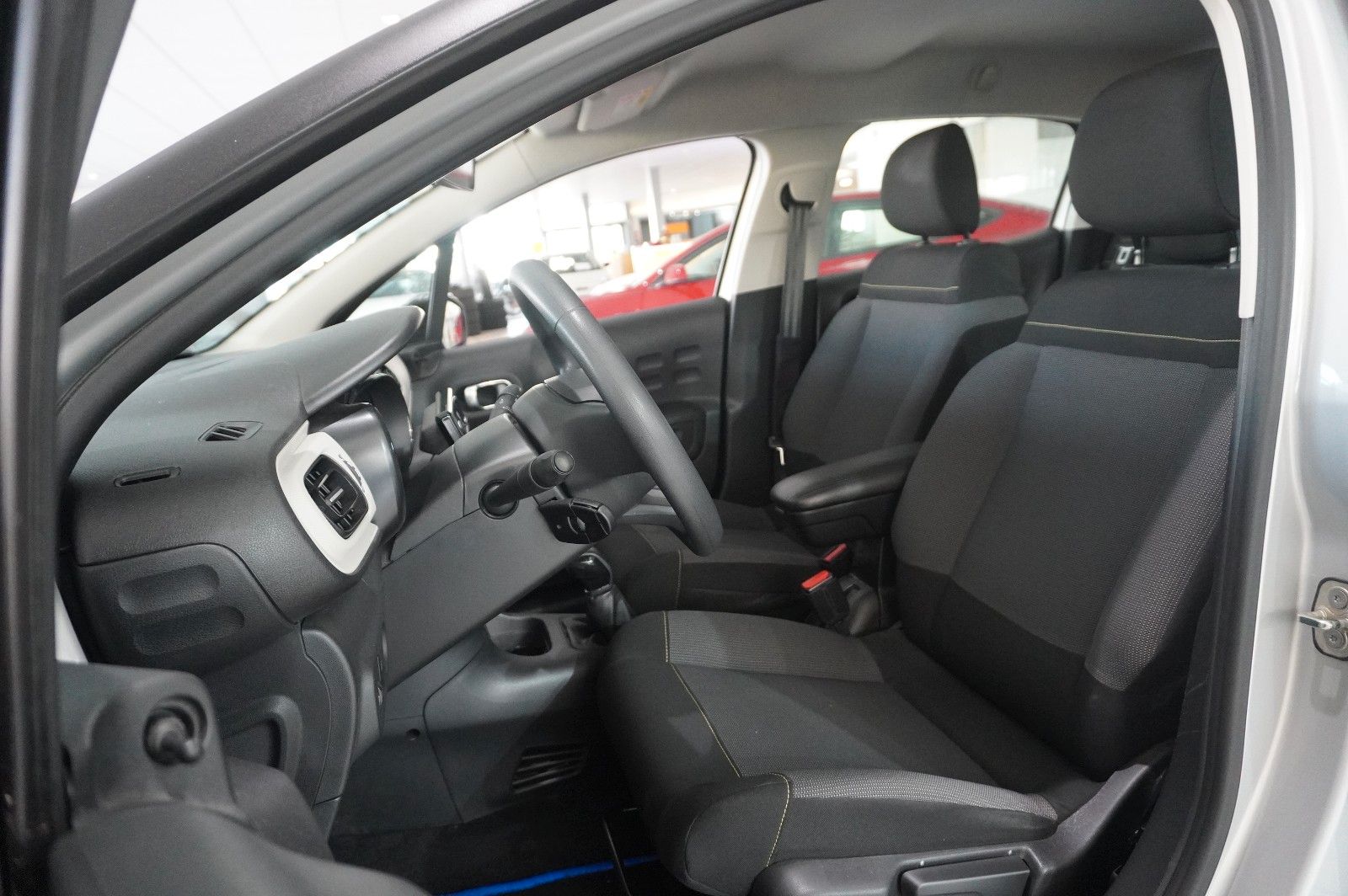 Fahrzeugabbildung Citroën C3 LIM. 1.2 LIVE KLIMA/TEMP./NEBEL/SPORT/USB