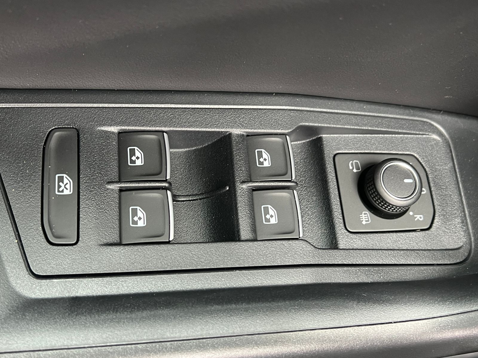 Fahrzeugabbildung Volkswagen T-Roc R-Line 1.5 TSI DSG *AHK, Pano, Black Style