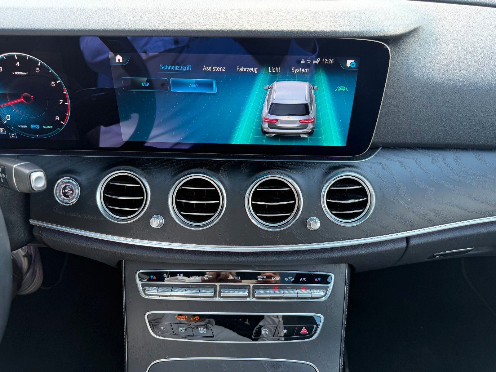 Fahrzeugabbildung Mercedes-Benz E 200 T Avantgarde+Pano+RKamera+Ambiente+TotW
