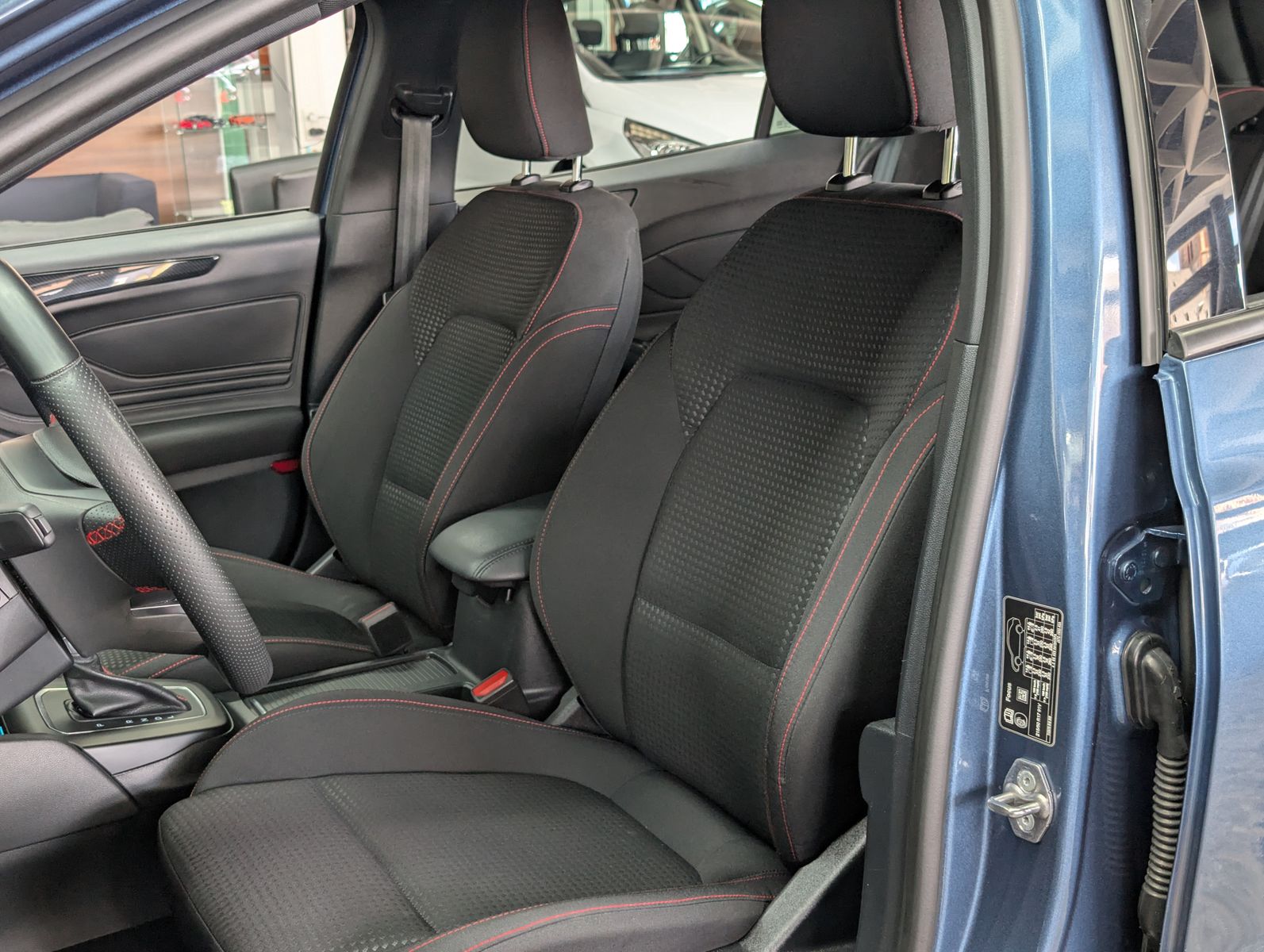 Fahrzeugabbildung Ford Focus 1.0 EB ST-Line ACC LED KAM WINTER Styling