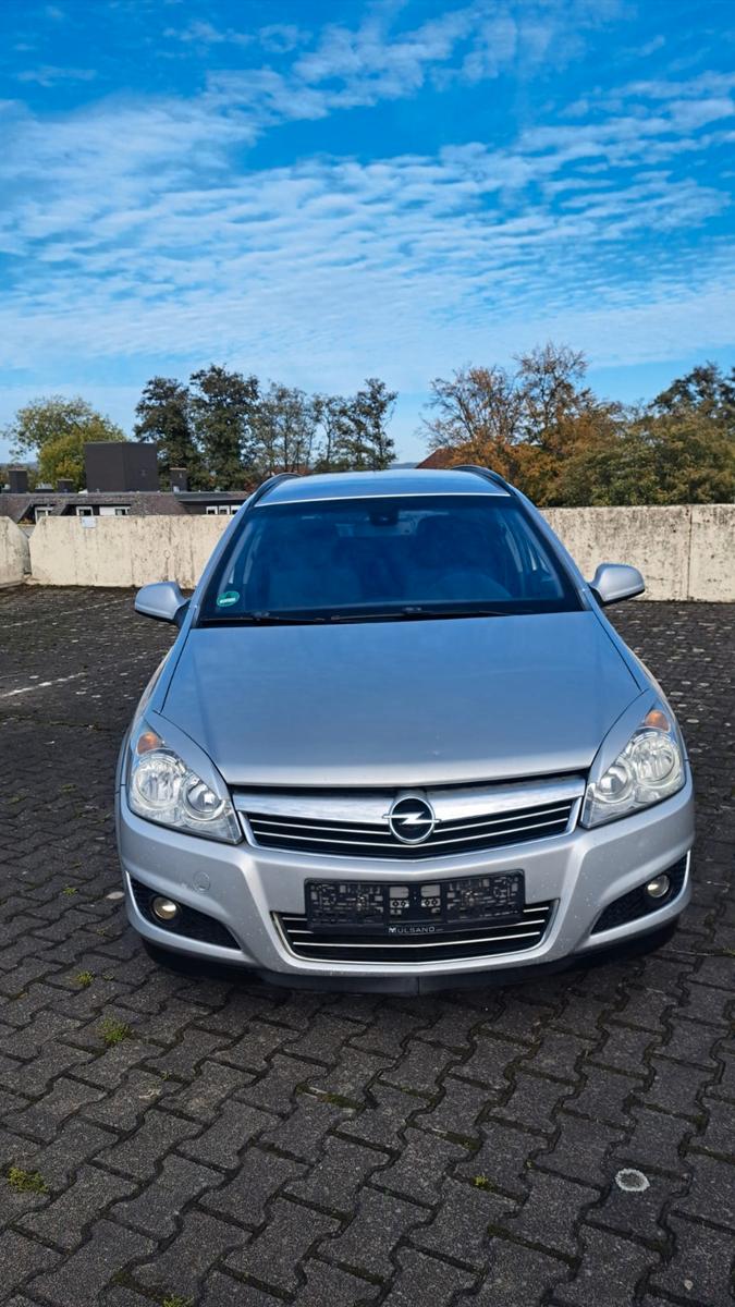 Opel Astra 2010 — rear view