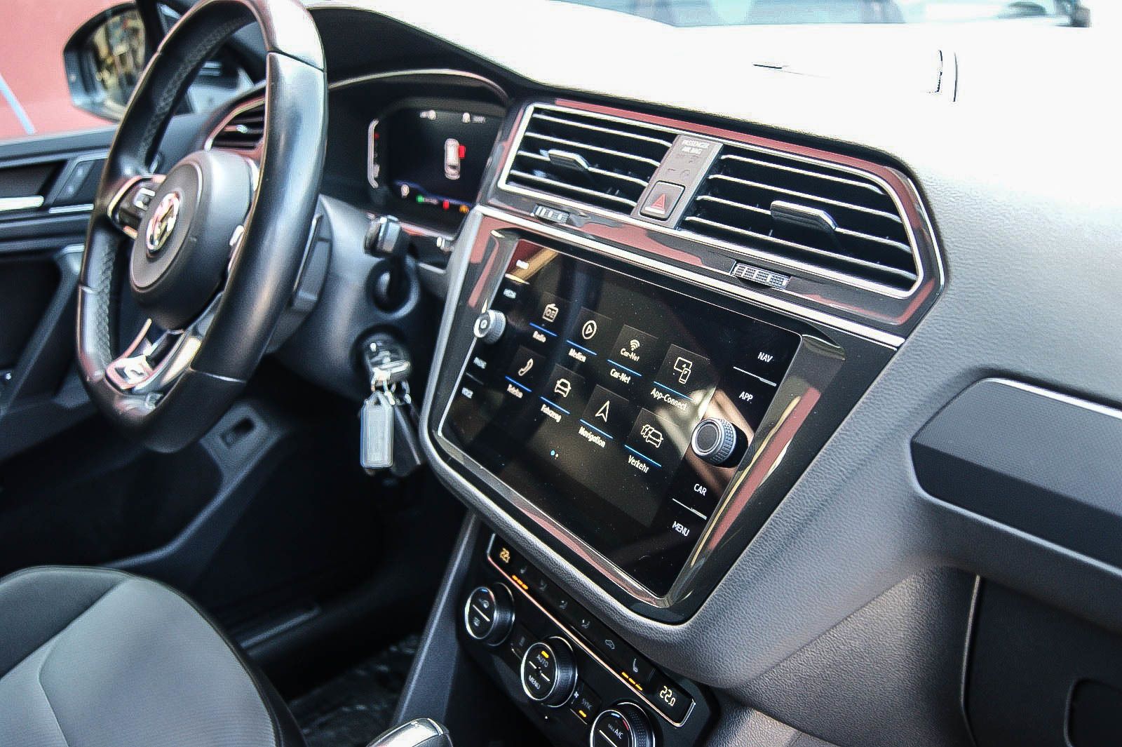 Fahrzeugabbildung Volkswagen Tiguan 20TDI 4Motion R-LINE BLACK STHZG LED ANHZ