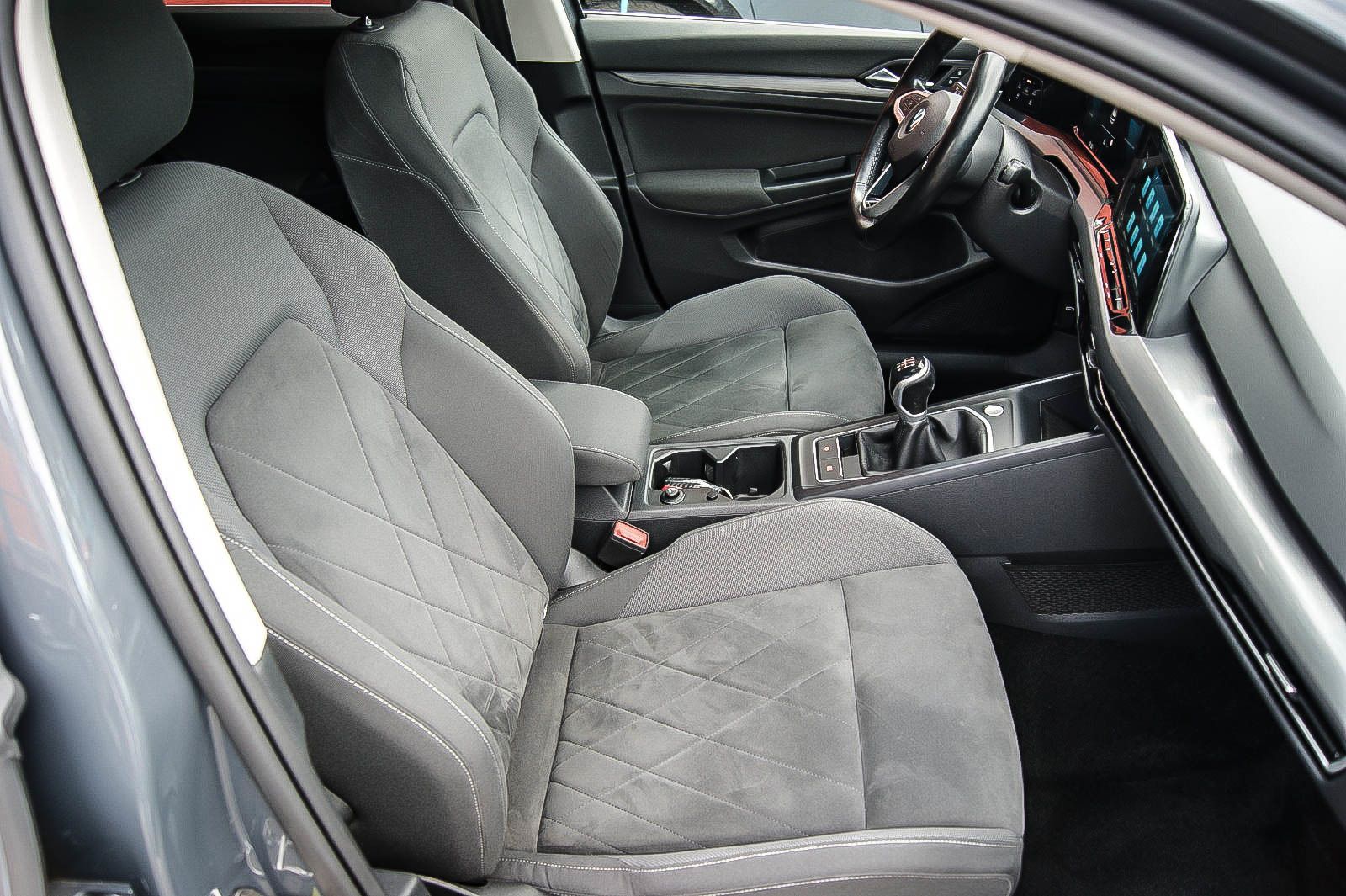 Fahrzeugabbildung Volkswagen Golf VIII 1.5 TSI ''1st EDITION'' PANORAMA VIRTU