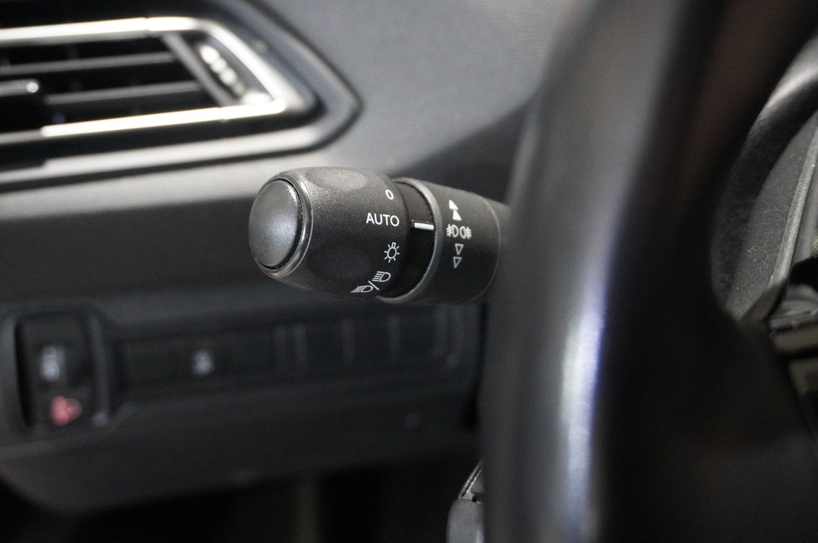 Fahrzeugabbildung Peugeot 308 LIM. 1.2T ACTICE PACK NAVI/LED/SPORT/NEBEL